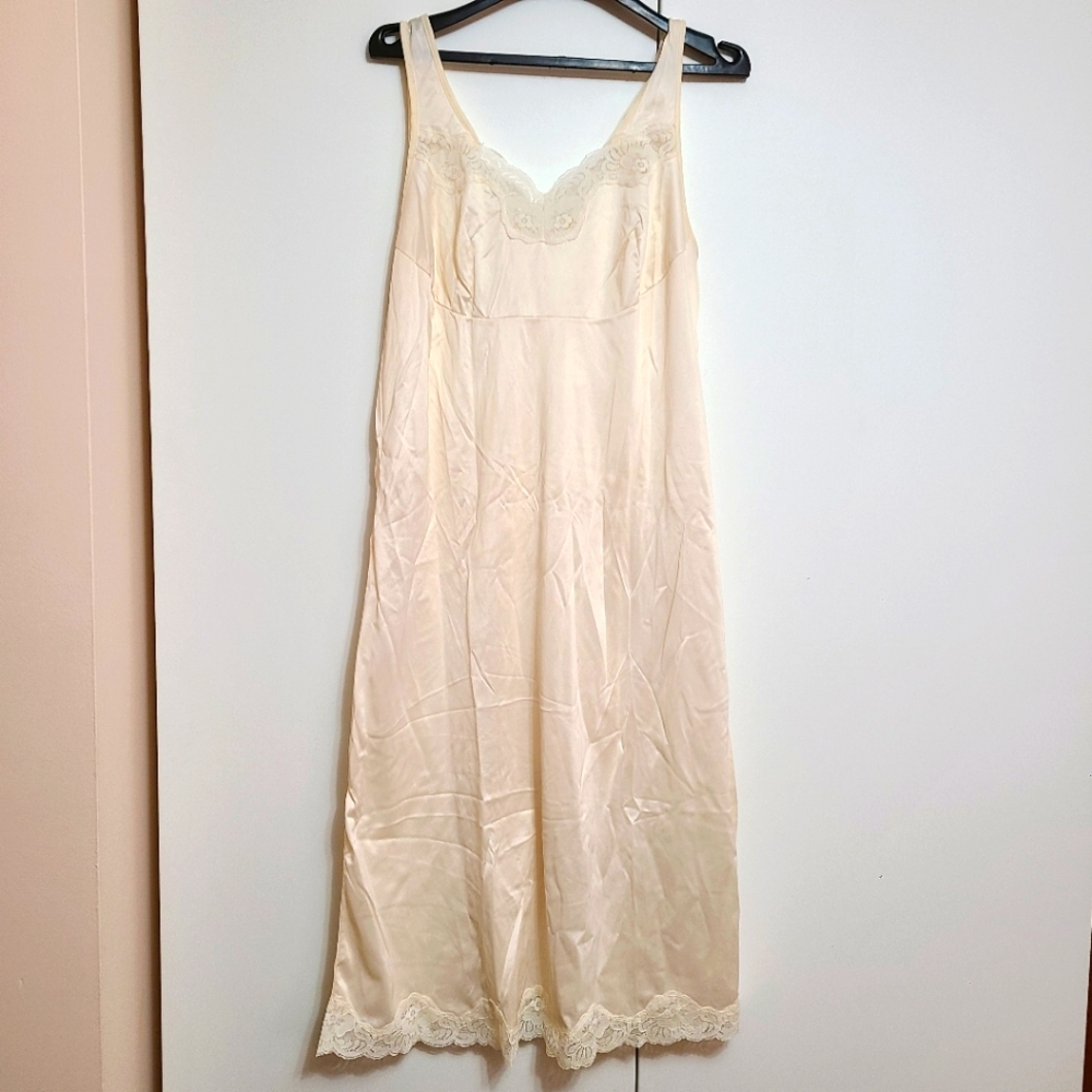 Small cream lace negligee slip vintage